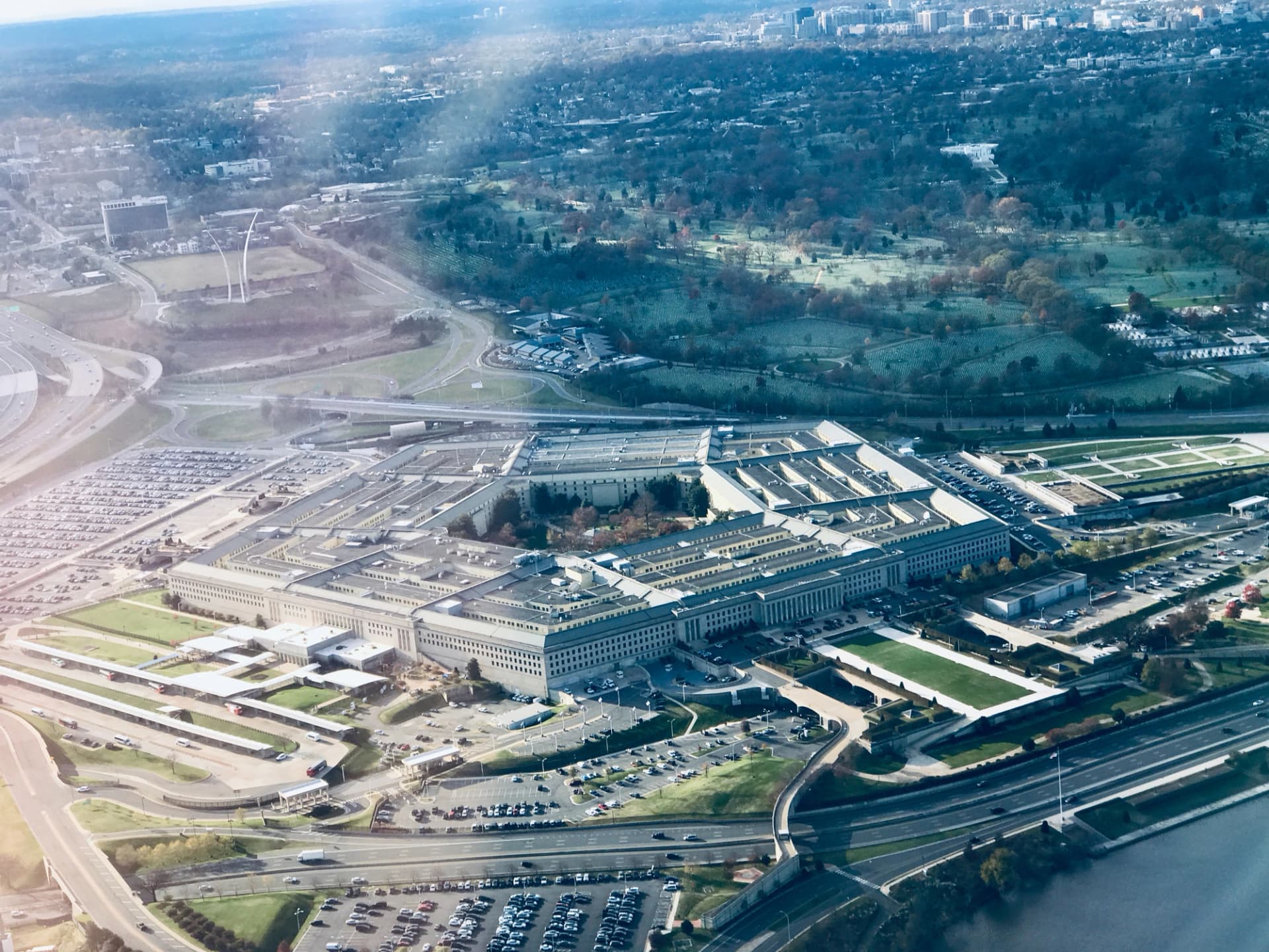 Pentágono fecha acordos com Nvidia, Microsoft e AWS para implantar IA em redes militares classificadas