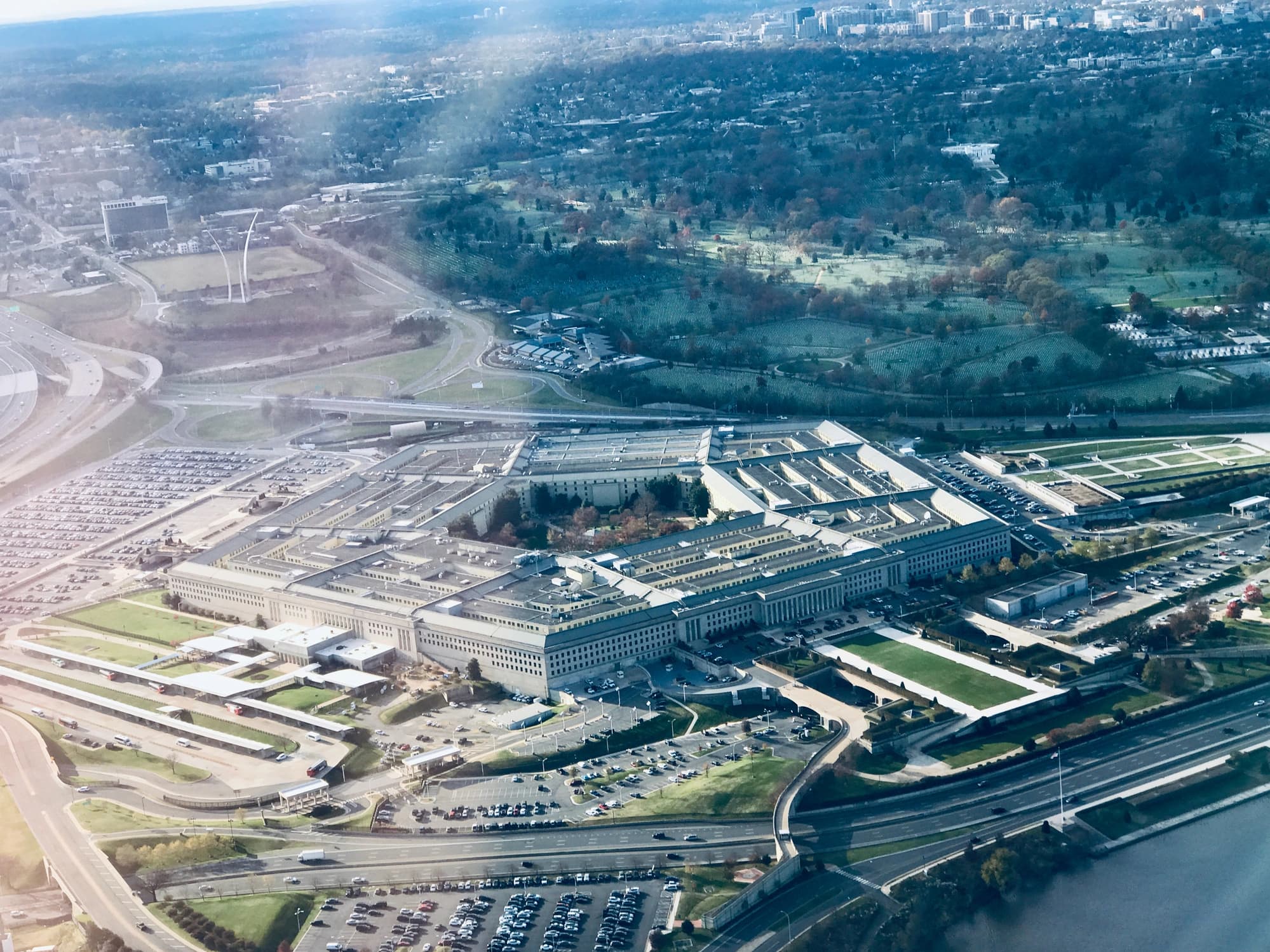 Pentágono fecha acordos com Nvidia, Microsoft e AWS para implantar IA em redes militares classificadas