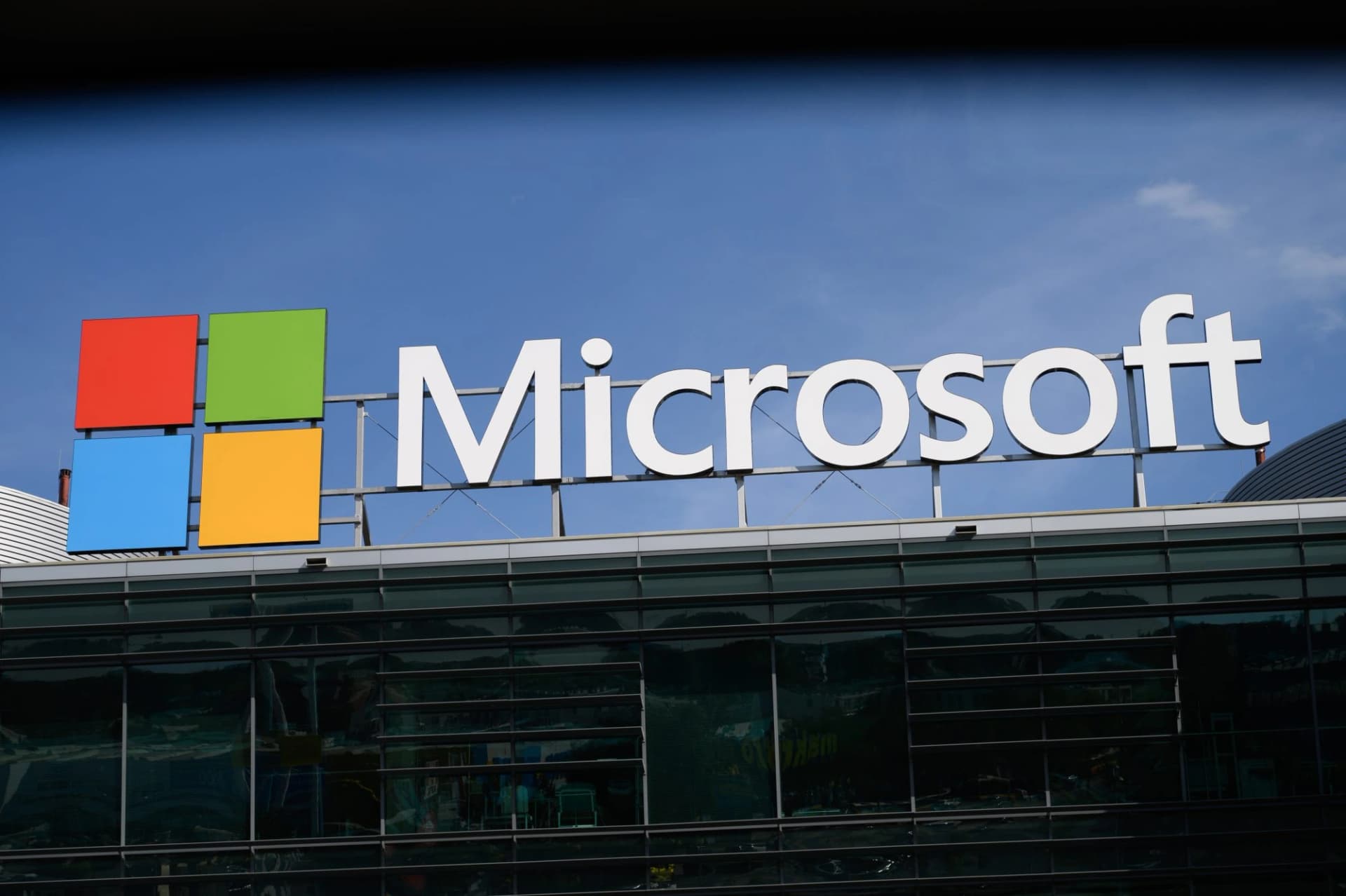 Microsoft lança empresa de IA com aporte de US$ 2,5 bilhões para implantação corporativa