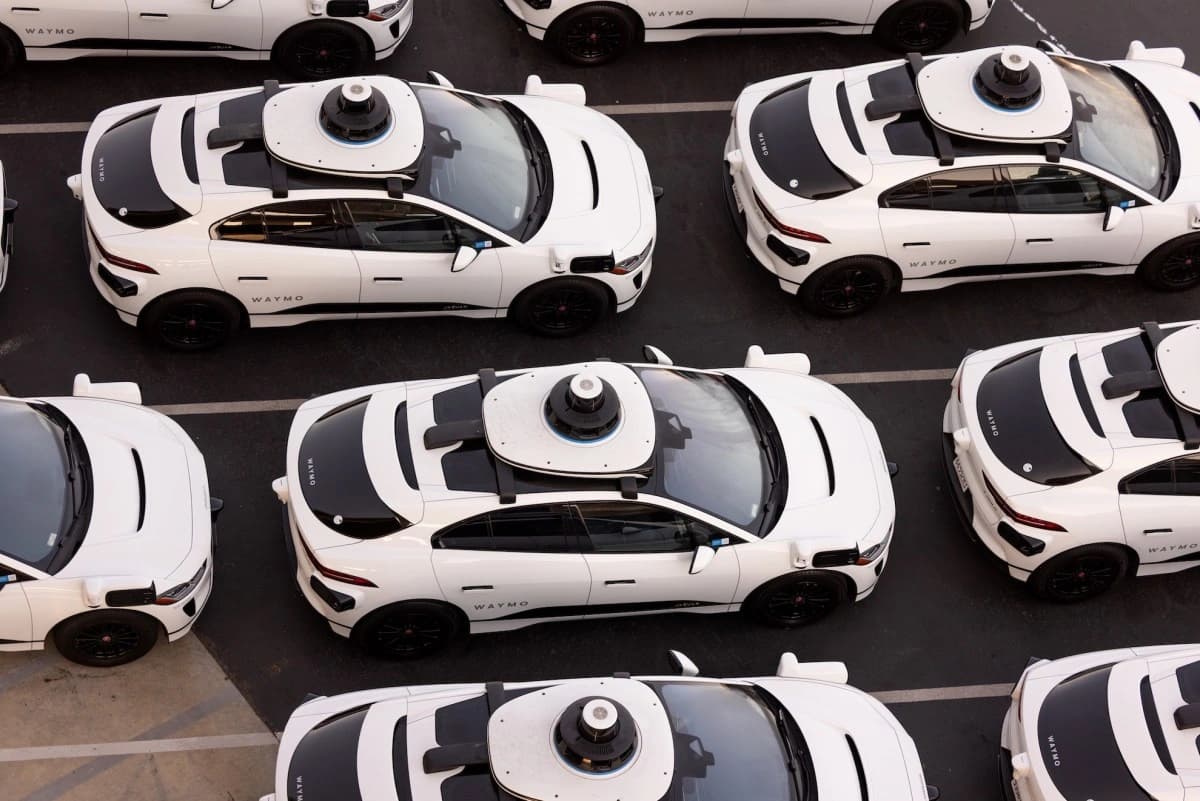 Robotaxis da Waymo entram na mira do Congresso dos EUA por falhas em situações de emergência