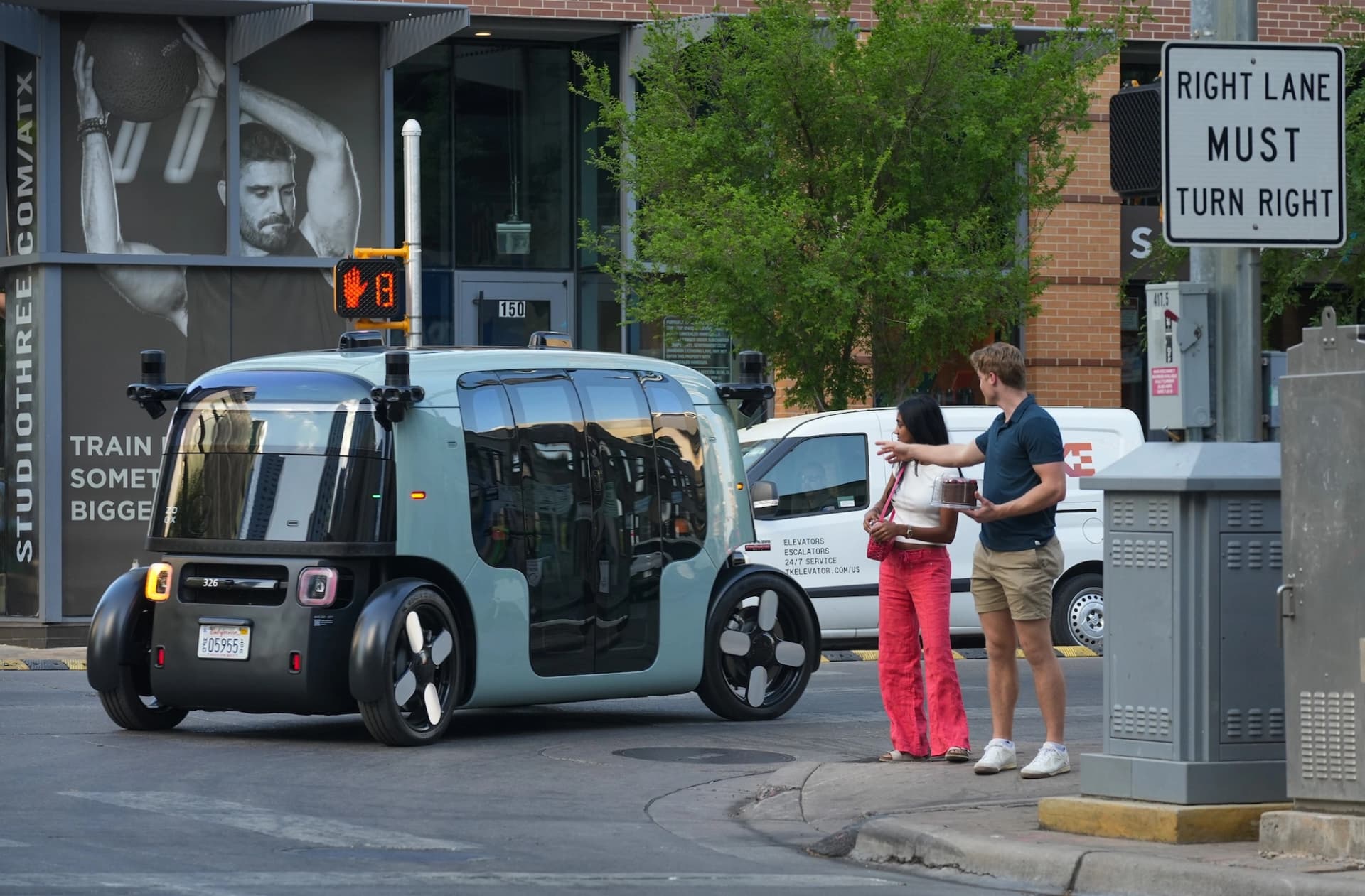 Zoox obtém aprovação federal e vai lançar serviço pago de robotaxi nos EUA