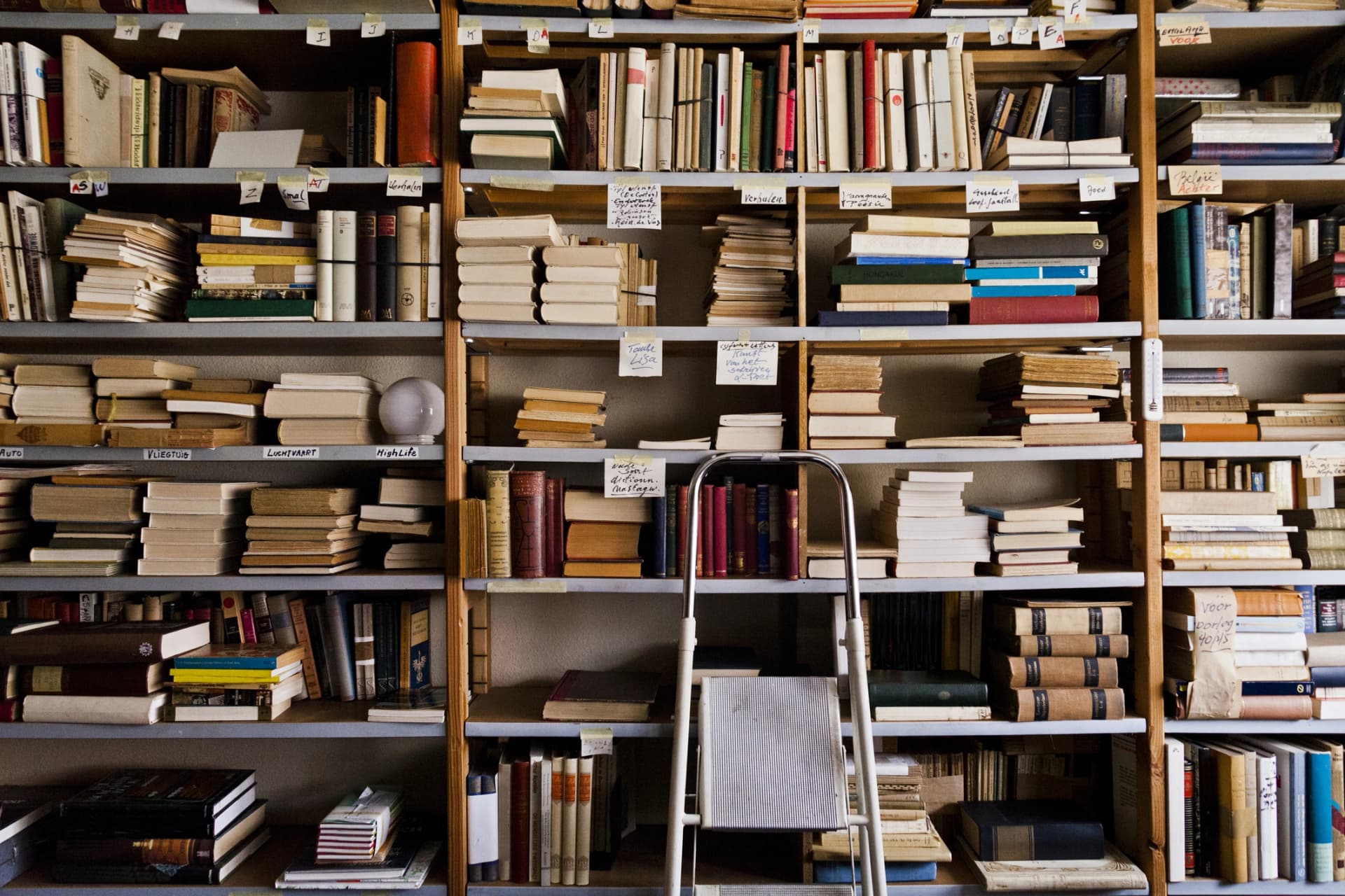 Estante de livros raros em uma biblioteca