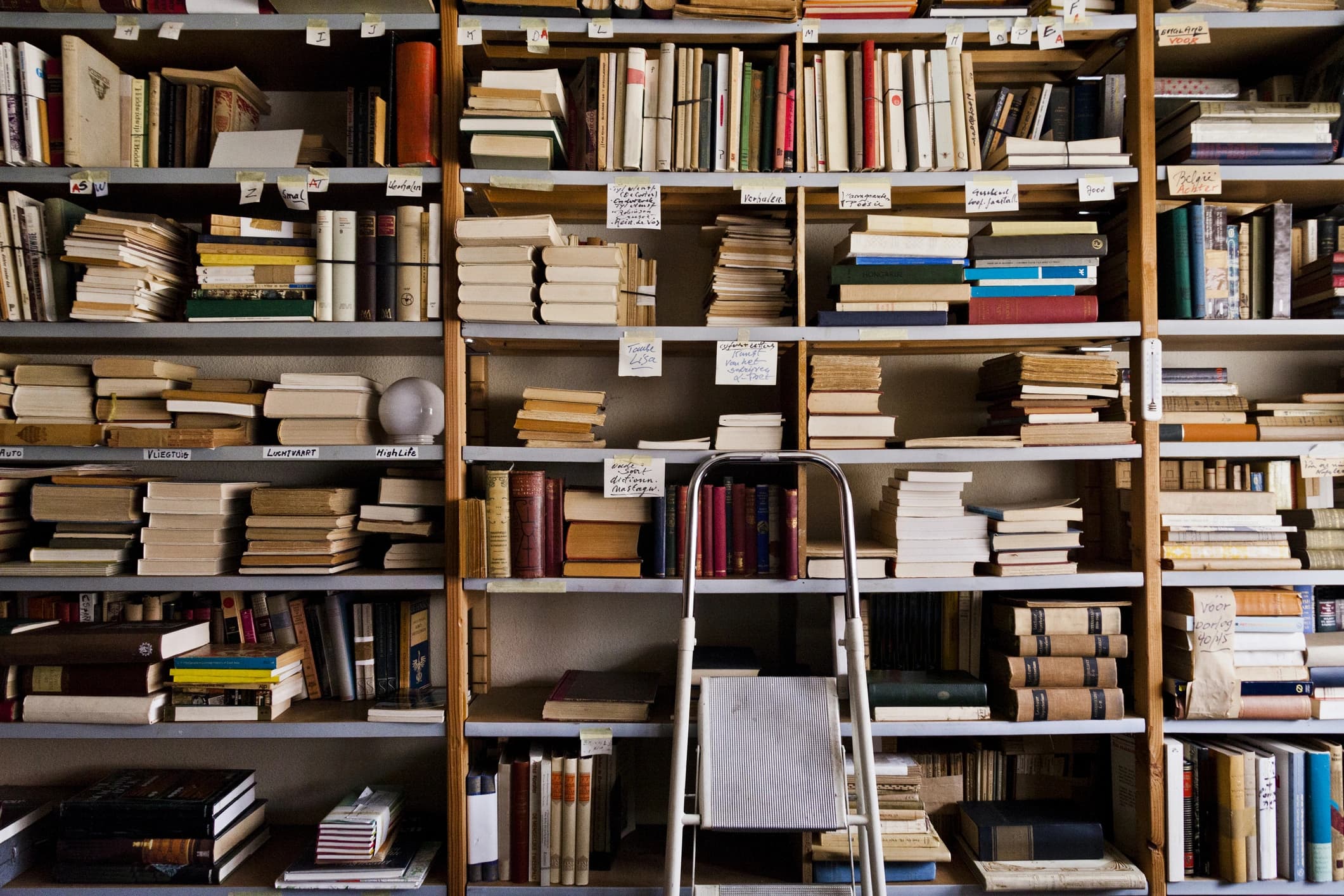 Estante de livros raros em uma biblioteca