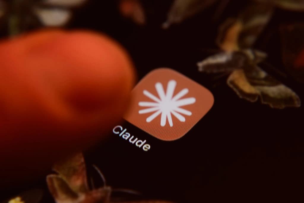 Tela de smartphone exibindo o ícone do aplicativo Claude, da Anthropic