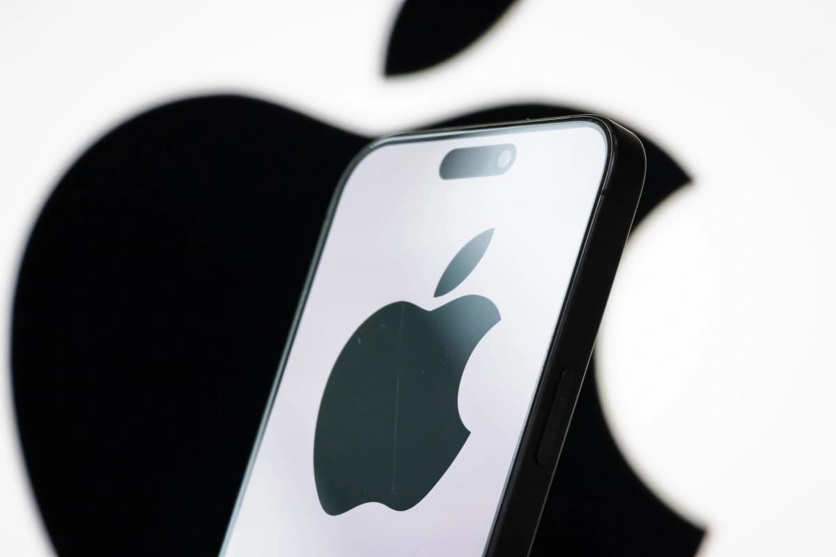 Smartphone com logo da Apple e interface do Siri