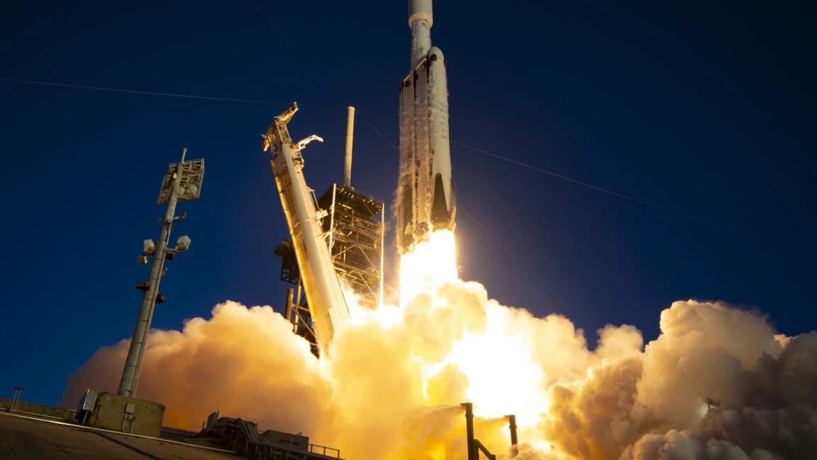 Telescópio espacial Nancy Grace Roman sendo lançado por um foguete Falcon Heavy