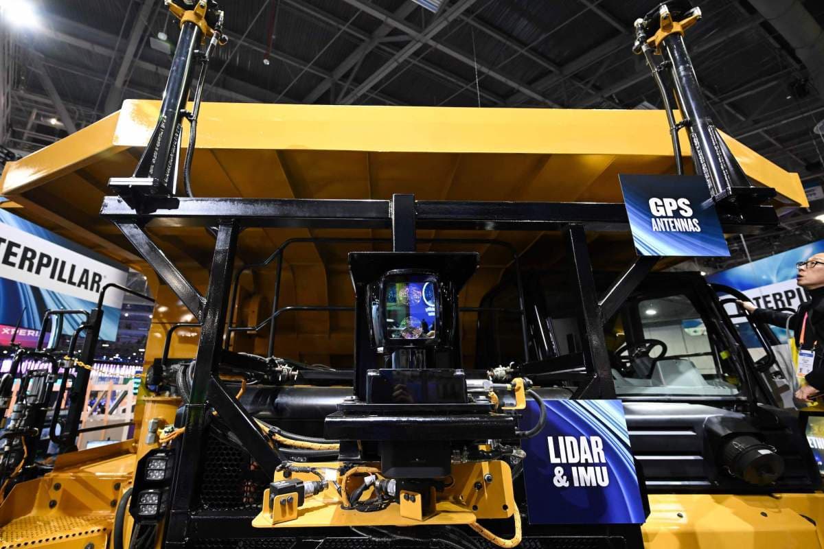 Equipamento da Caterpillar em uma demonstração de sensores e automação para operações industriais