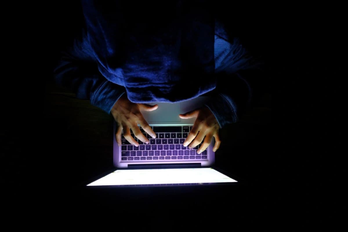 Hacker em ambiente escuro representando cibersegurança ofensiva