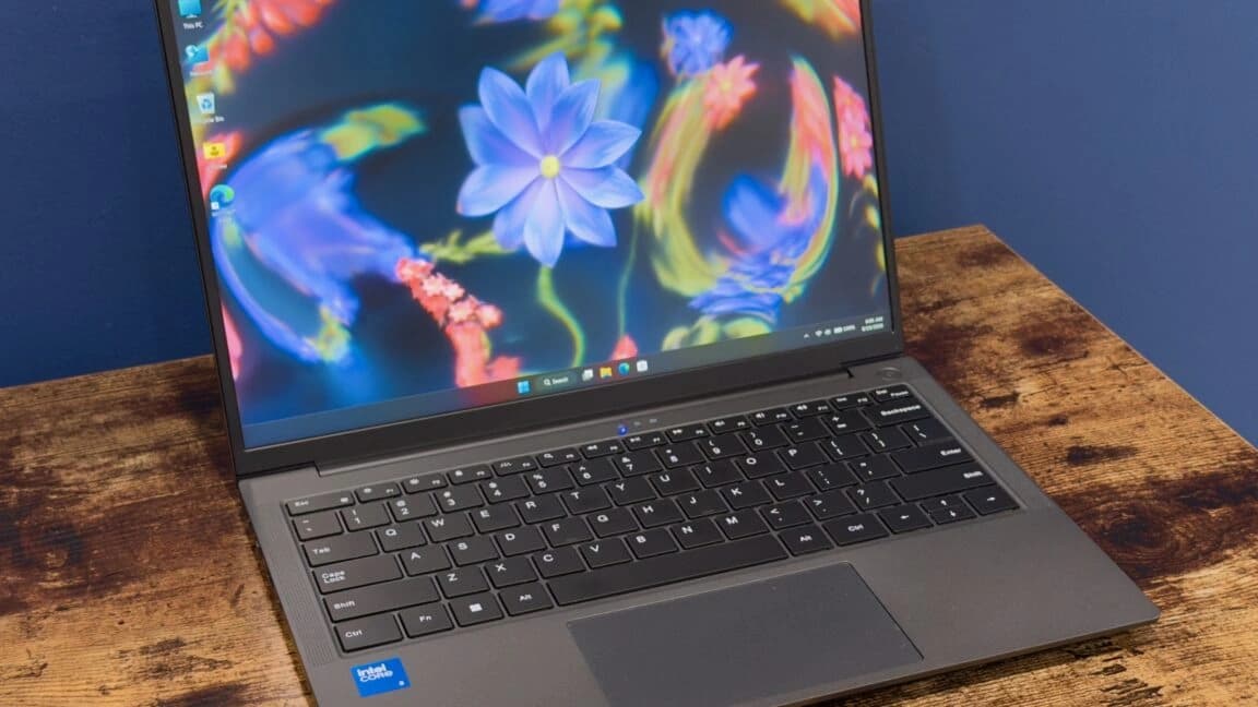 Notebook Chuwi Unibook aberto sobre uma mesa, mostrando o computador analisado pela Ars Technica