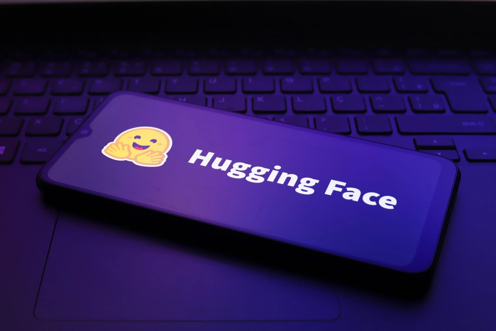 Logotipo da Hugging Face exibido na tela de um smartphone
