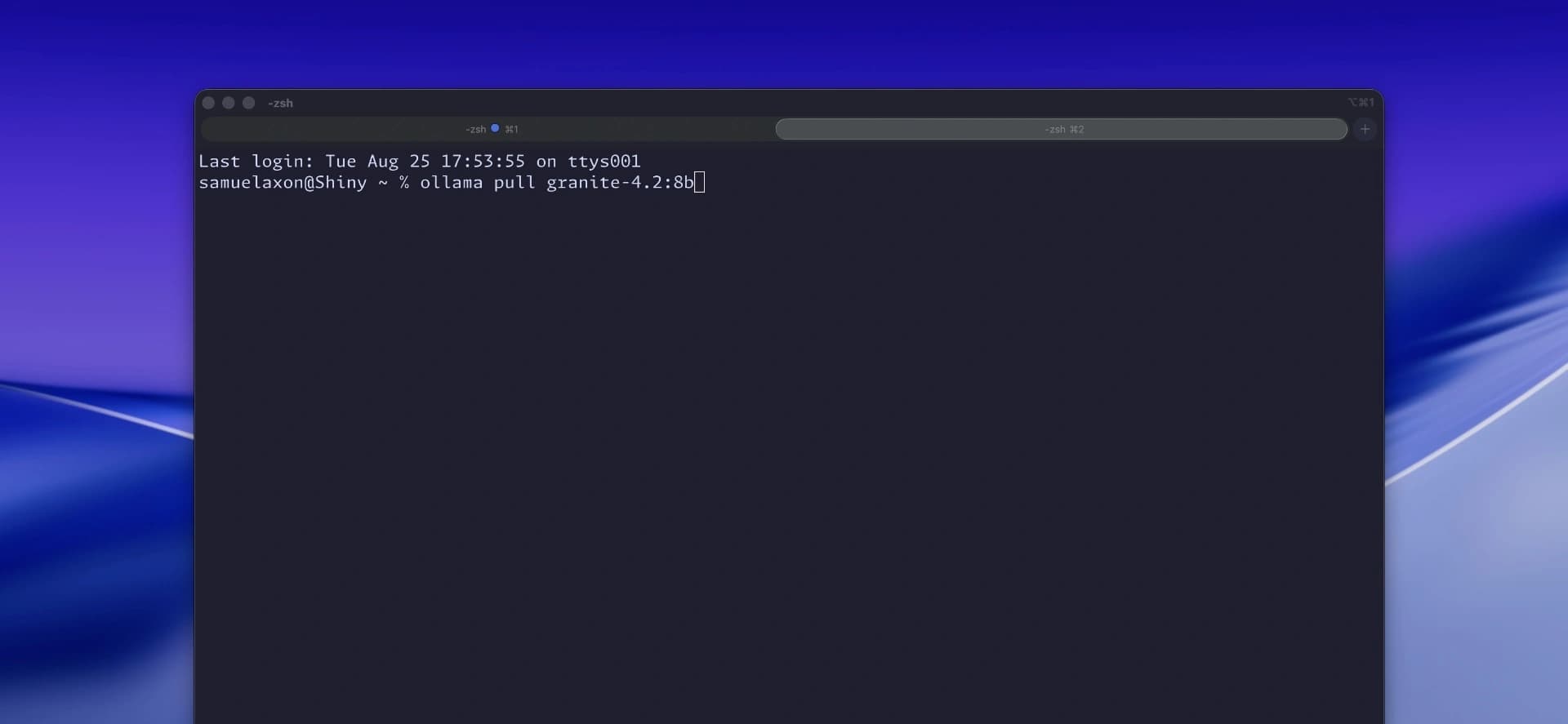 Janela de terminal mostrando o download do modelo IBM Granite 4.2 com Ollama.