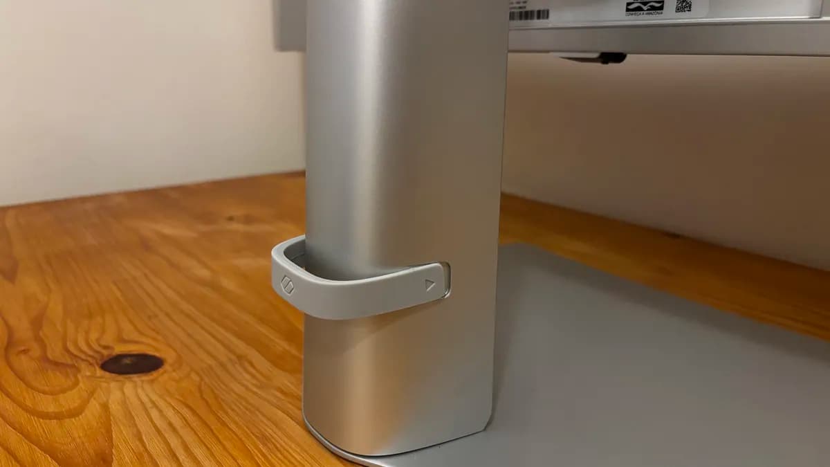 Monitor Samsung Odyssey G9 OLED de 49 polegadas sobre mesa de setup