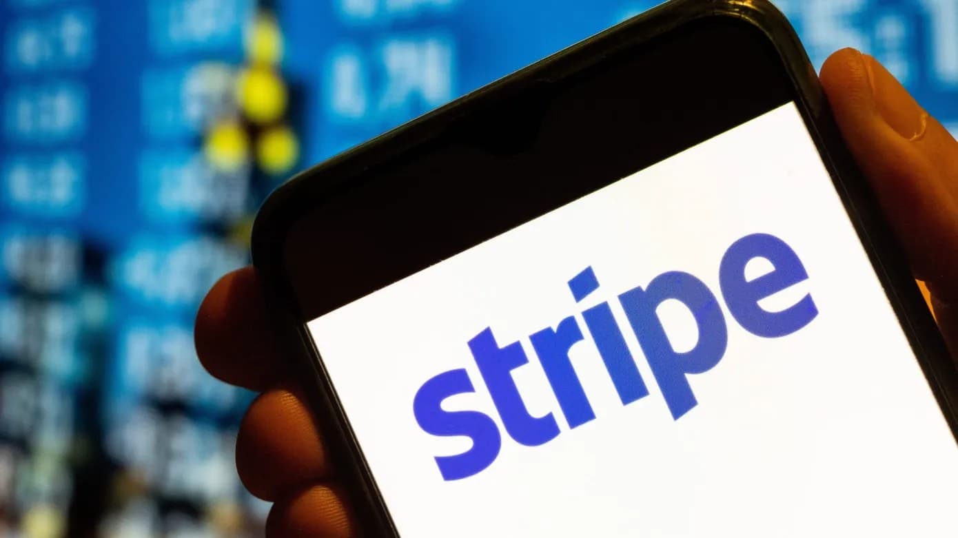 Logo da Stripe em fundo azul com iluminacao de estudio