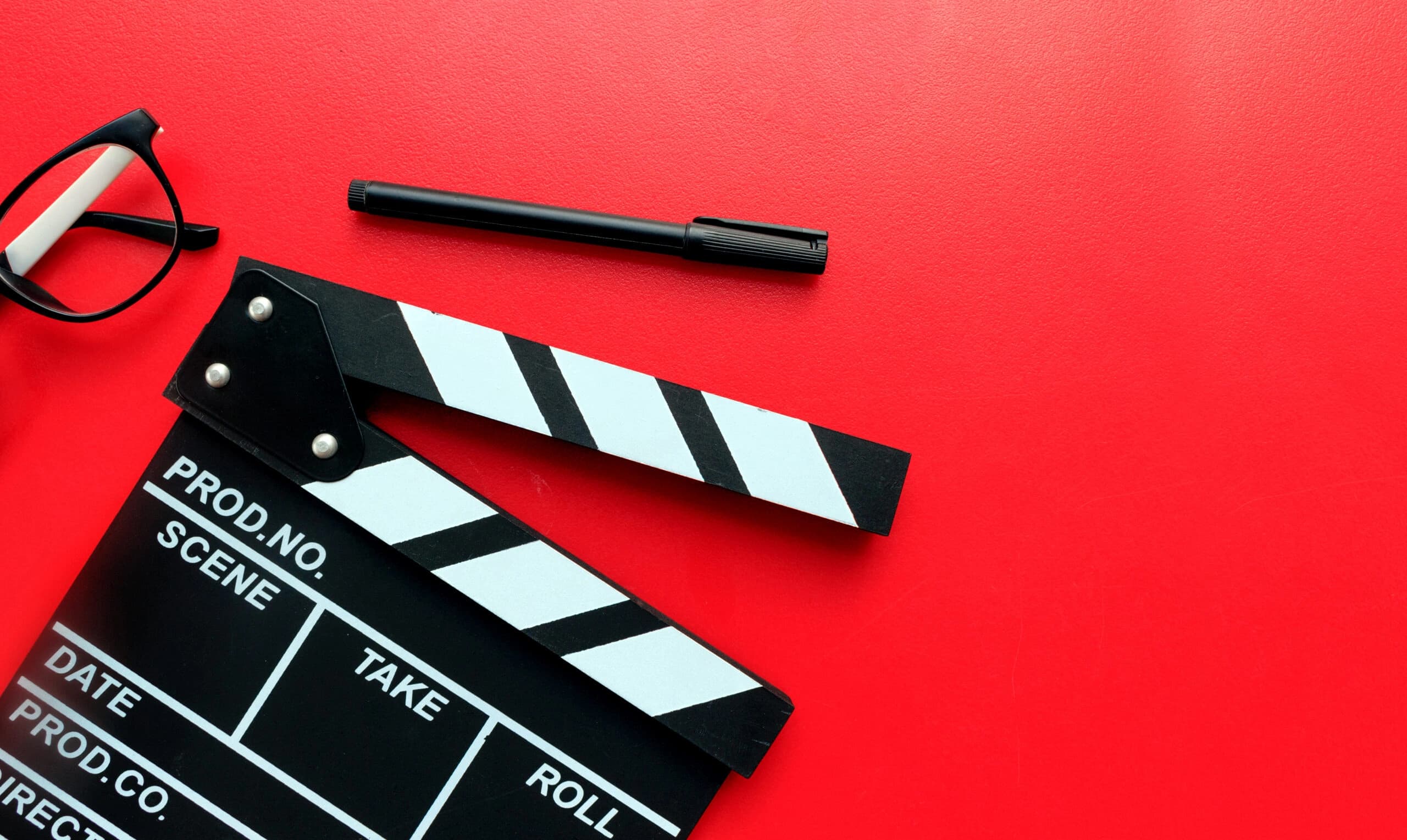 Imagem de claquete de cinema representando a produção de séries verticais para celular