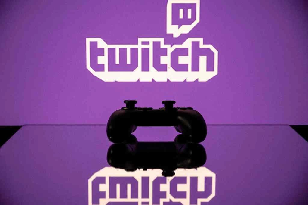 Streamer ao vivo no Twitch com logotipo da Amazon ao fundo