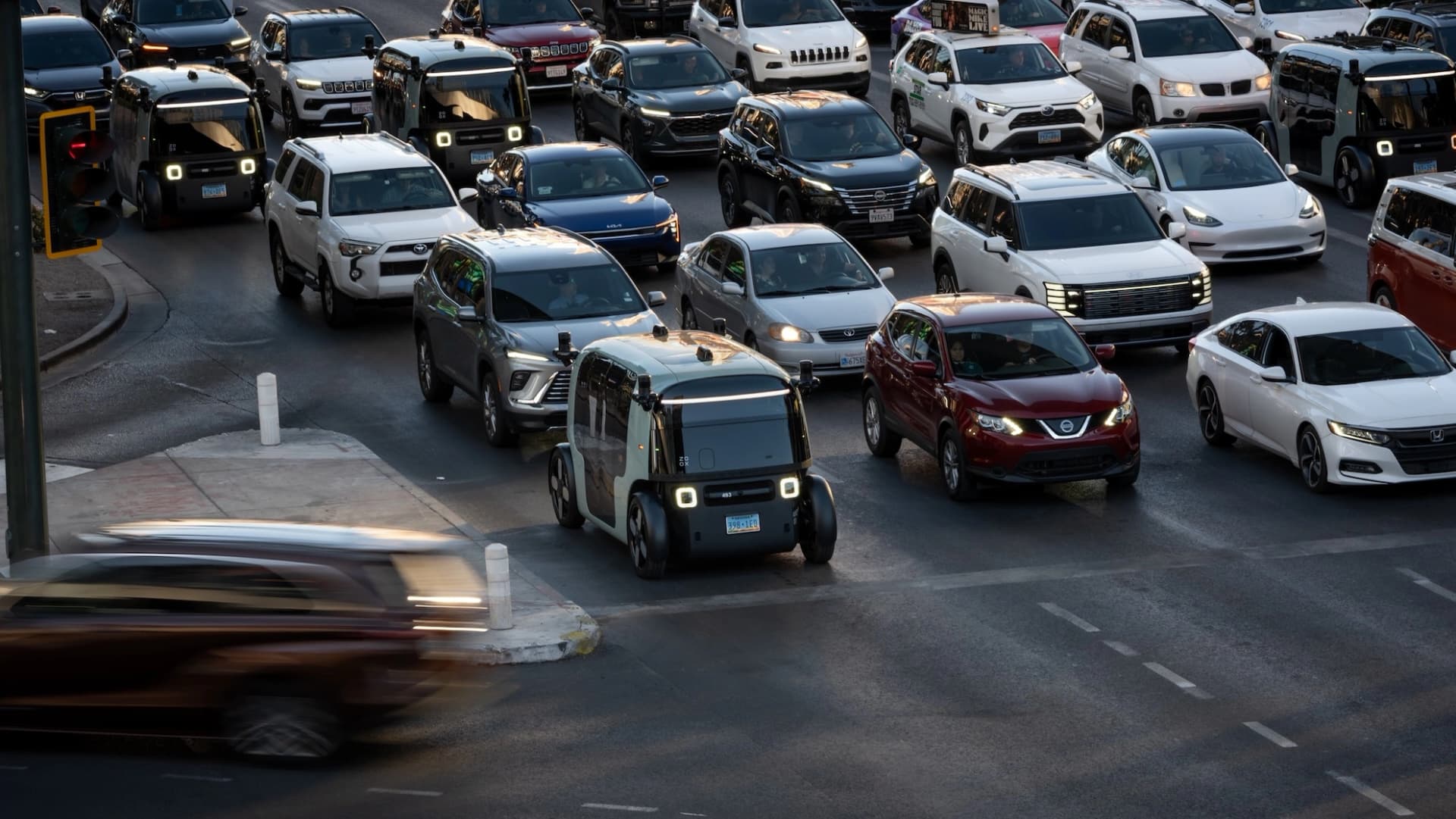 Zoox, empresa da Amazon, começa a cobrar por corridas de robotaxi em Las Vegas