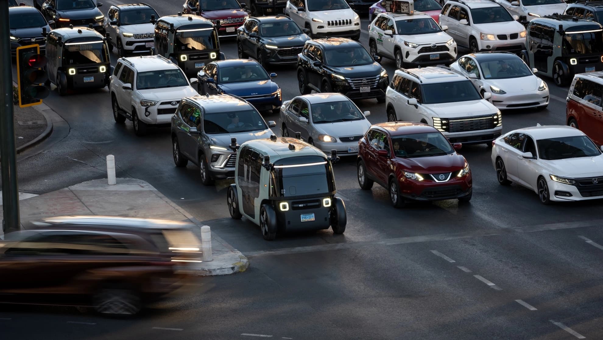 Zoox, empresa da Amazon, começa a cobrar por corridas de robotaxi em Las Vegas