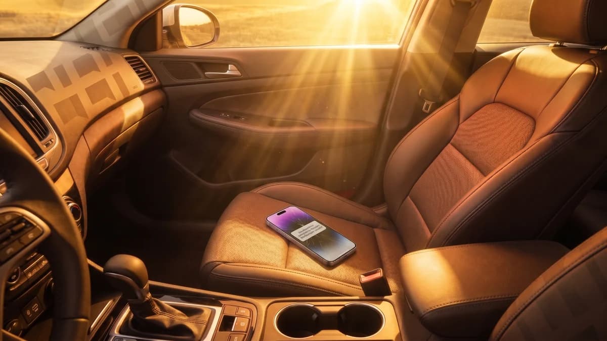 Celular deixado dentro de um carro exposto ao calor