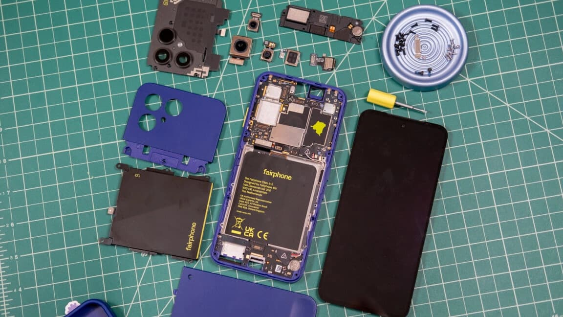 Fairphone Gen 6+ desmontado sobre uma mesa