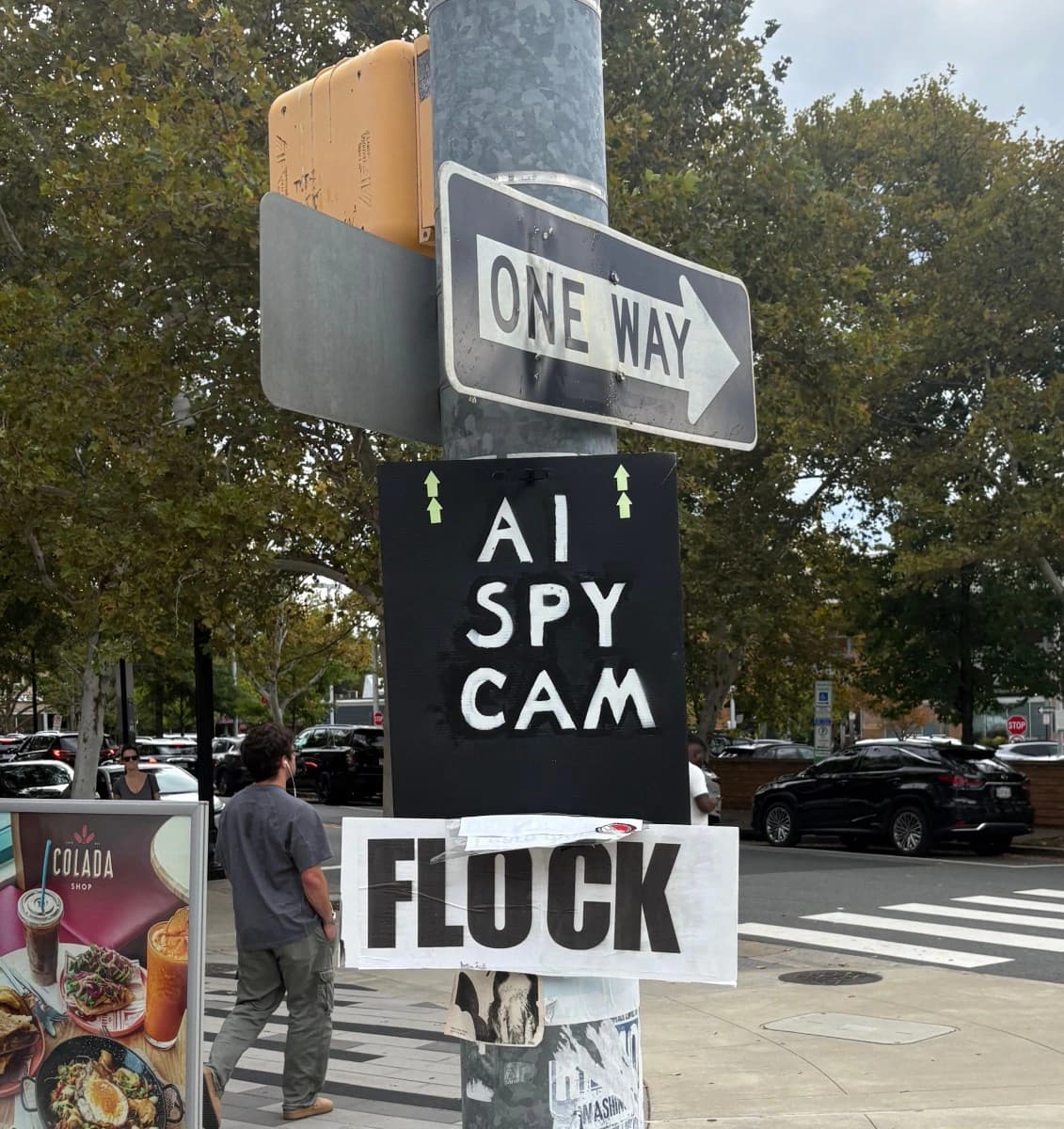 Placa de protesto sobre a Flock Safety e a vigilância por placas
