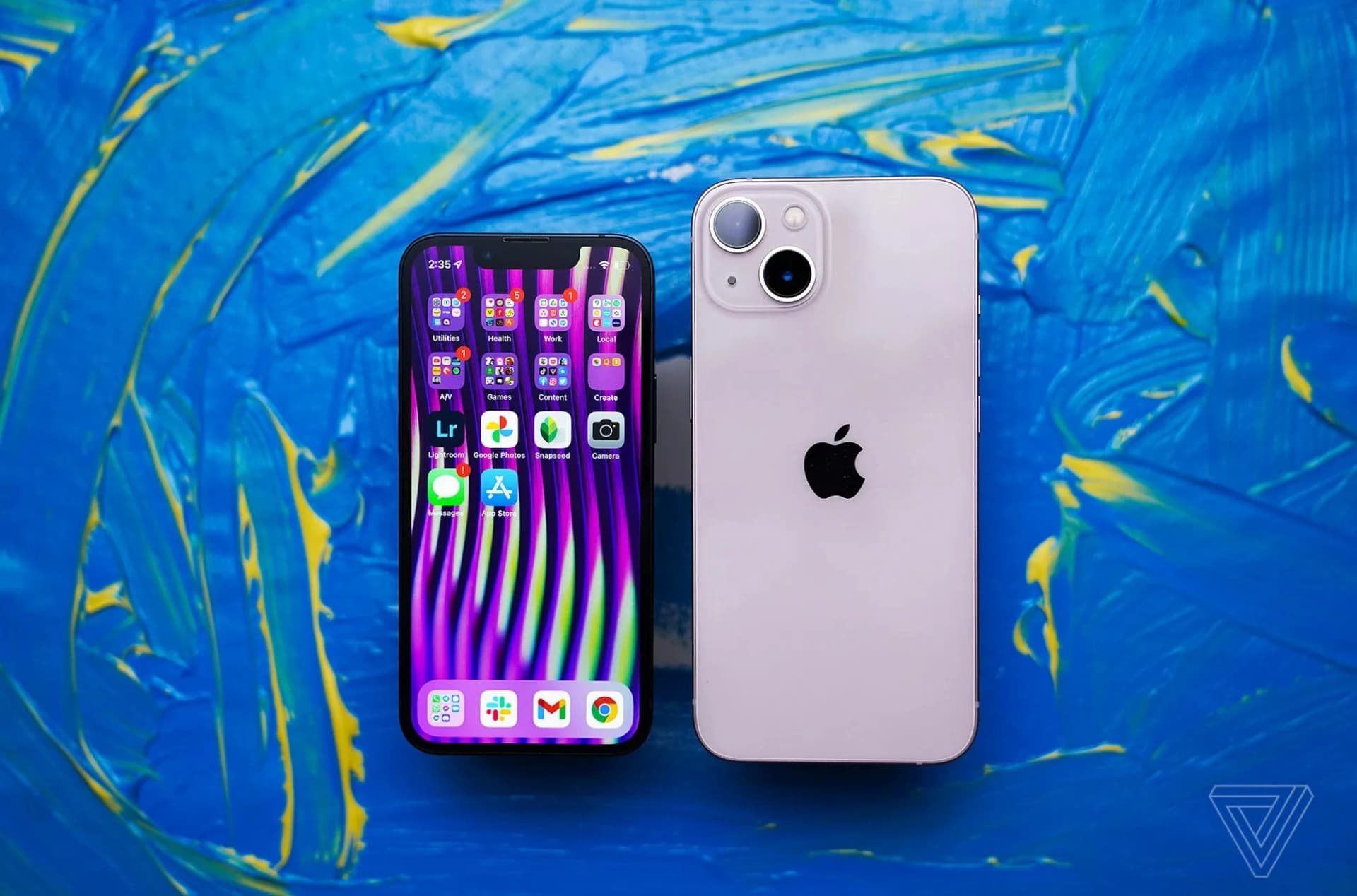 iPhone 13 Mini à esquerda e iPhone 13 à direita