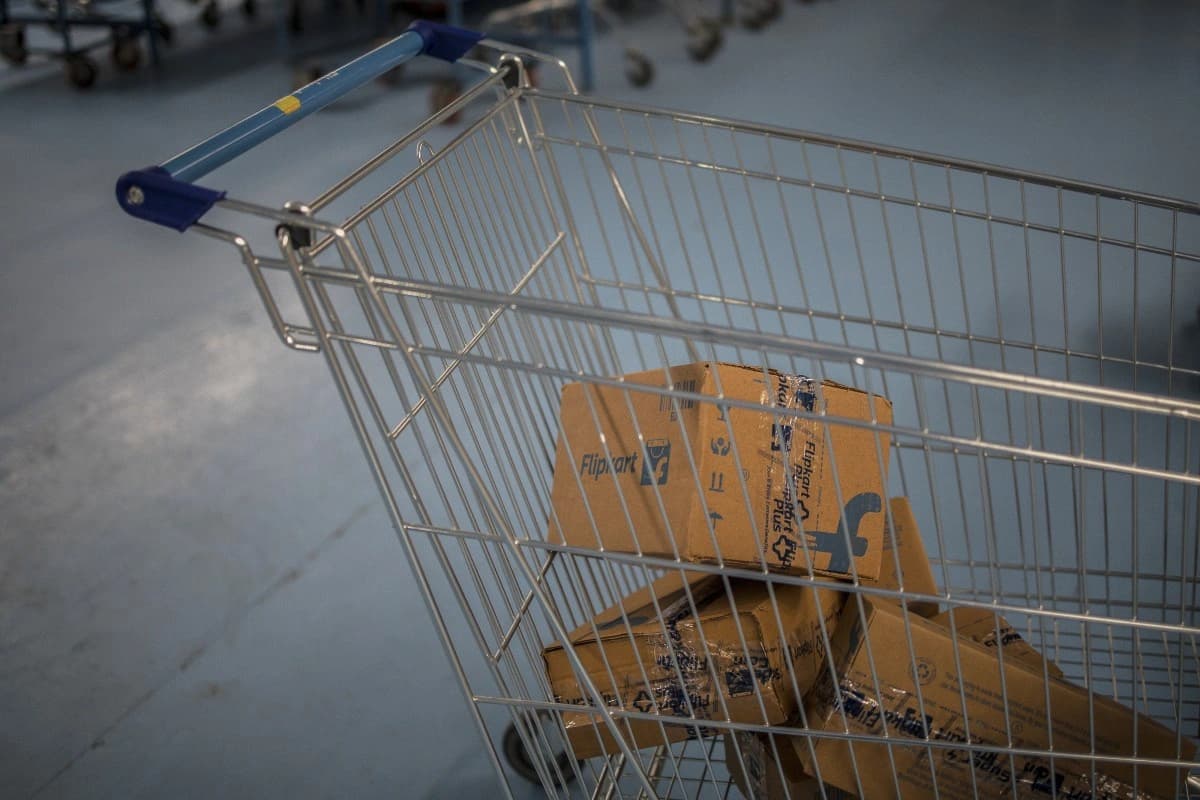 Carrinho de compras em uma tela de celular representando compras mediadas por inteligência artificial