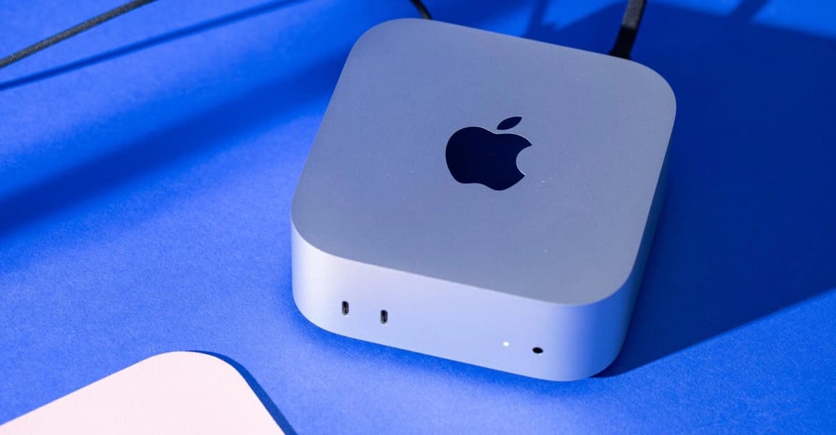 Mac mini prateado sobre uma mesa, fotografado para a análise do The Verge