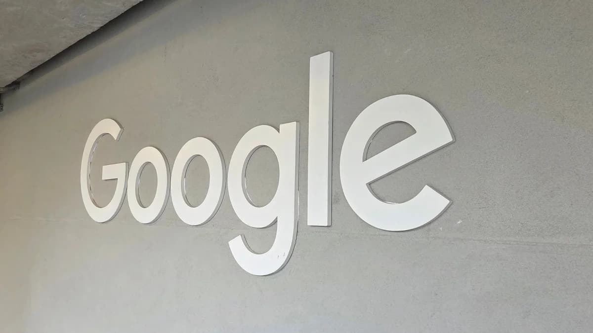 Ilustração do logotipo do Google representando a ideia de infraestrutura de inteligência artificial no espaço