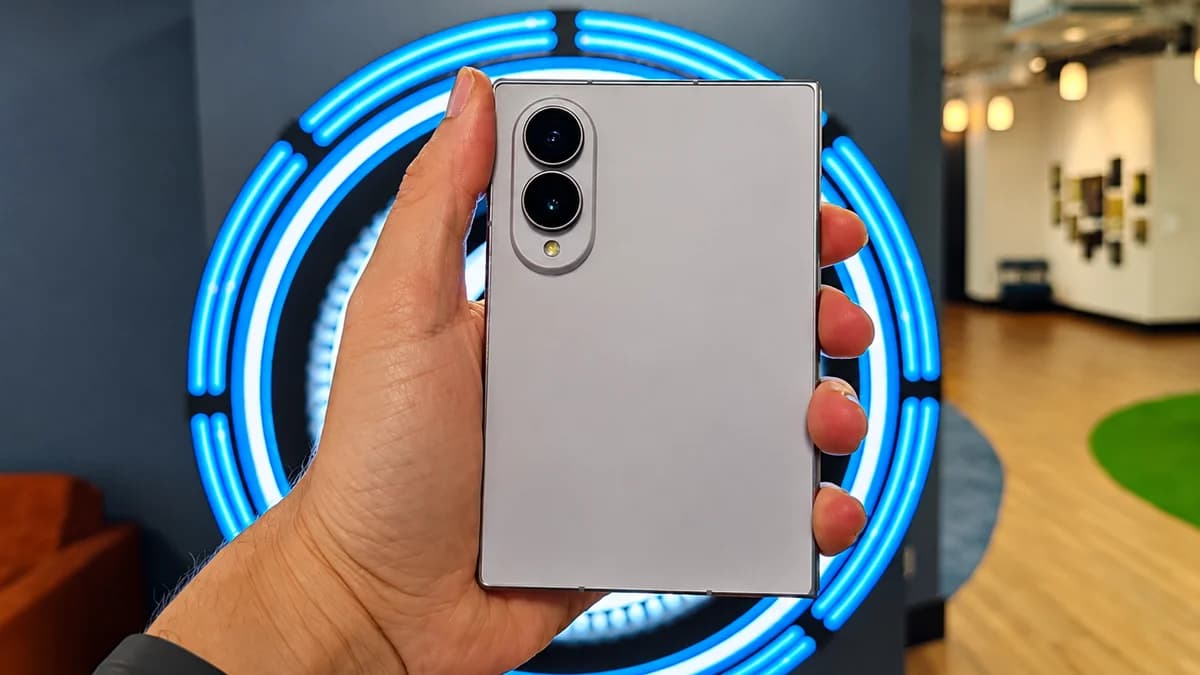 Samsung Galaxy Z Fold 8 aberto, destacando a tela interna e o formato dobrável.