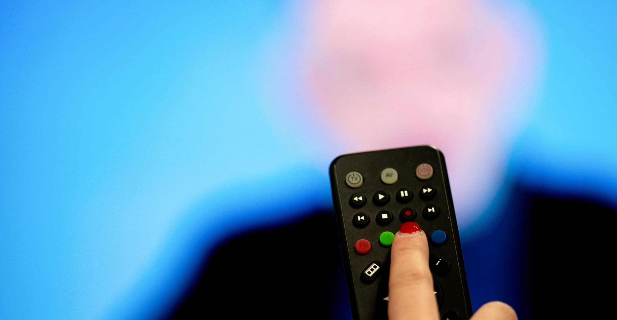 Tela com programação de televisão e serviços de streaming