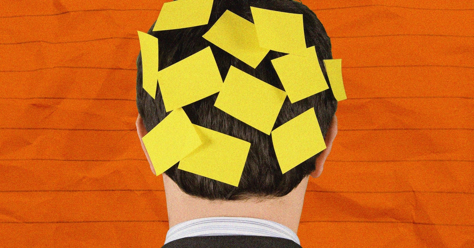 Post-its nas costas de uma pessoa, representando memória e contexto