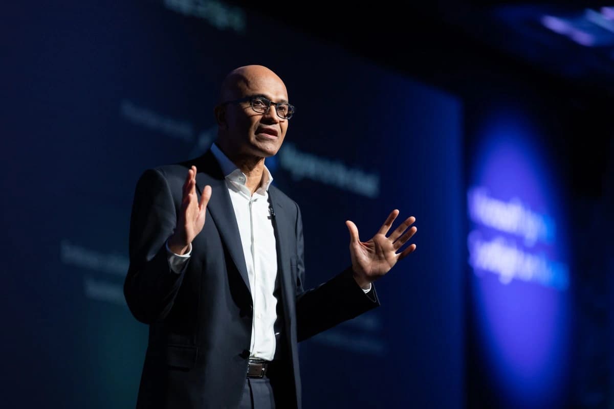 Satya Nadella, CEO da Microsoft, durante evento corporativo sobre inteligencia artificial