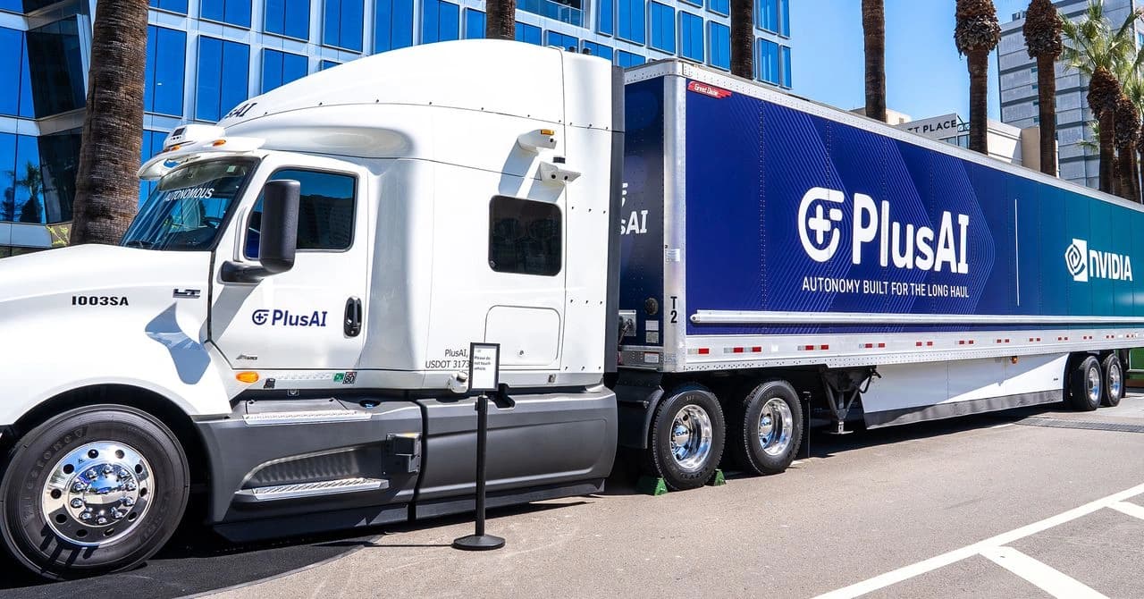 Caminhão e reboque usados em testes de transporte autônomo da PlusAI