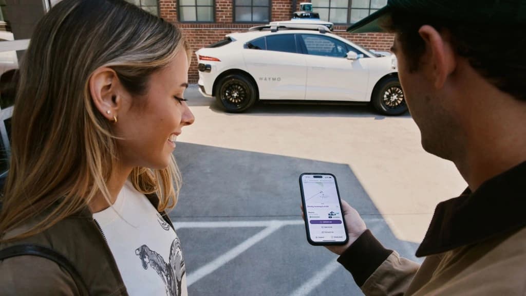 Veículo autônomo da Waymo nas ruas de Nashville sem motorista humano a bordo