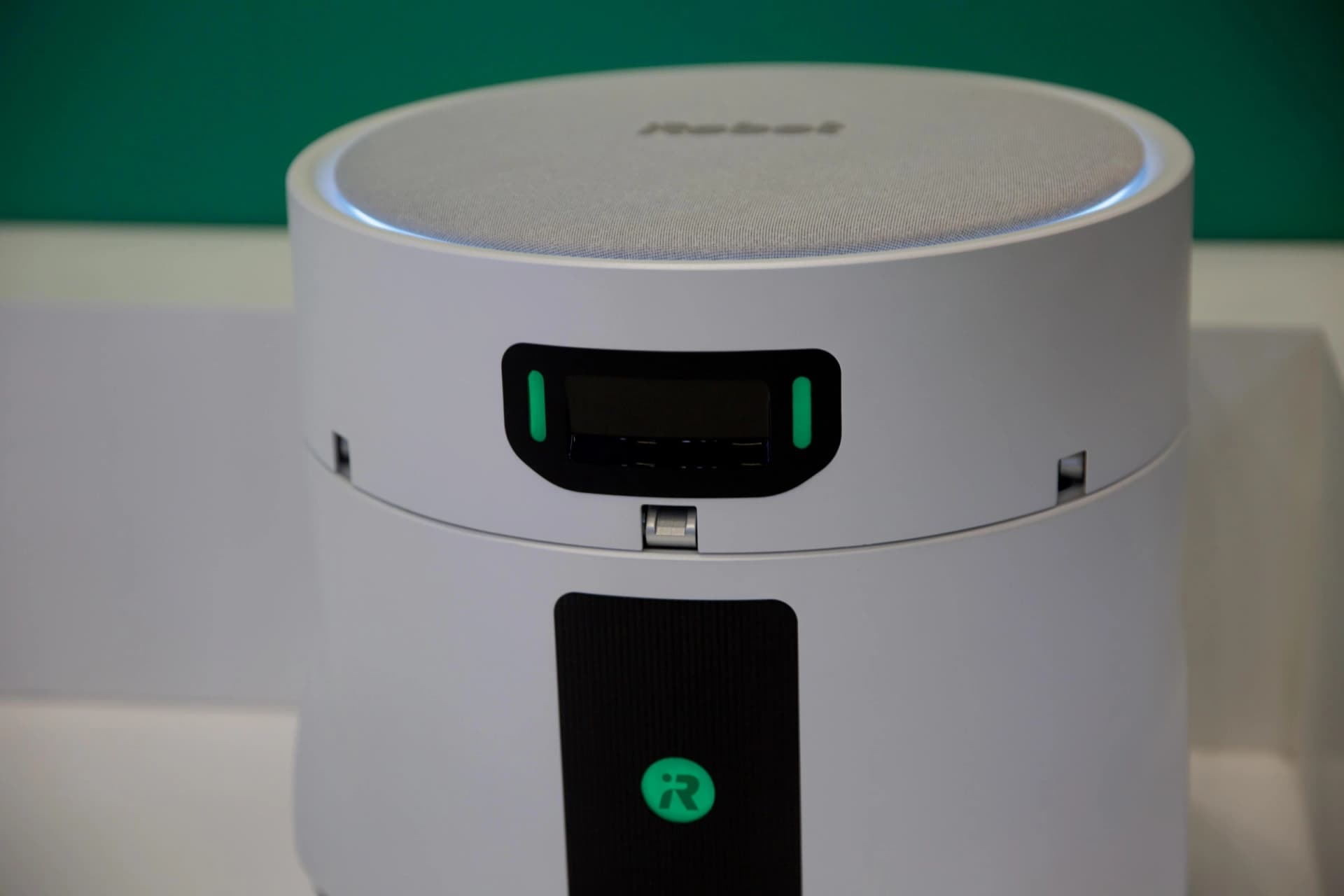 Protótipo do Roomba Duo, aspirador robô da iRobot com uma unidade menor acoplada à base.