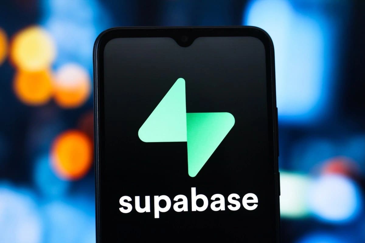 Logotipo do Supabase exibido na tela de um smartphone