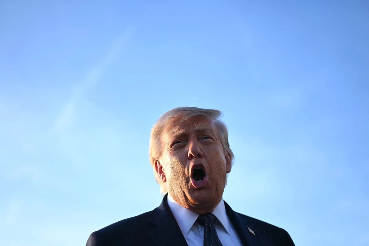 Donald Trump falando com a imprensa após chegar ao aeroporto de Paris