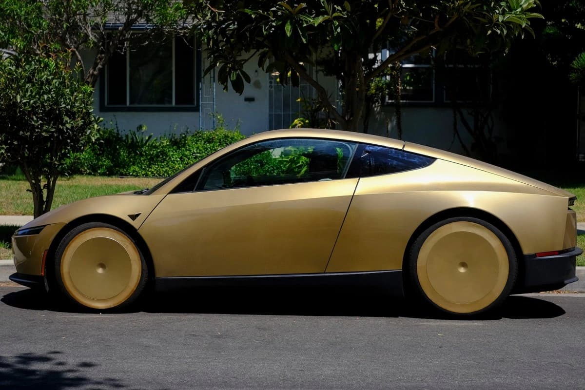 Tesla Cybercab circulando em uma rua