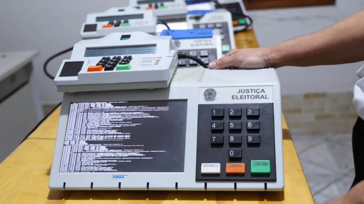 Urna eletrônica brasileira usada para explicar o software, o registro digital do voto e as etapas de auditoria