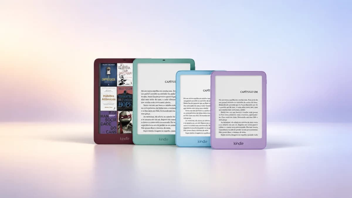 Leitores Kindle de diferentes modelos apresentados em uma comparação de compra
