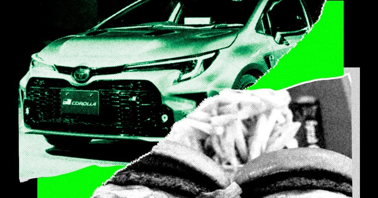 Ilustração de inteligência artificial dirigindo um Toyota Corolla