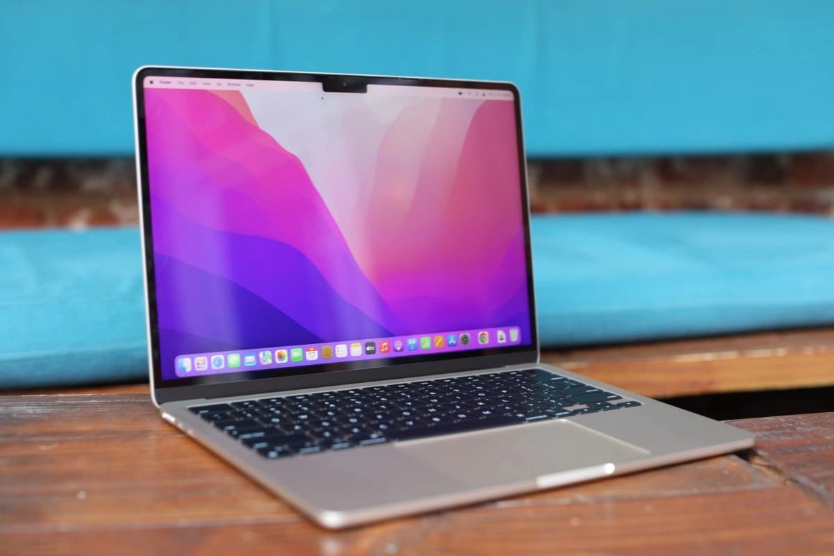 MacBook Air aberto sobre uma mesa, usado para ilustrar as permissões de acesso do macOS