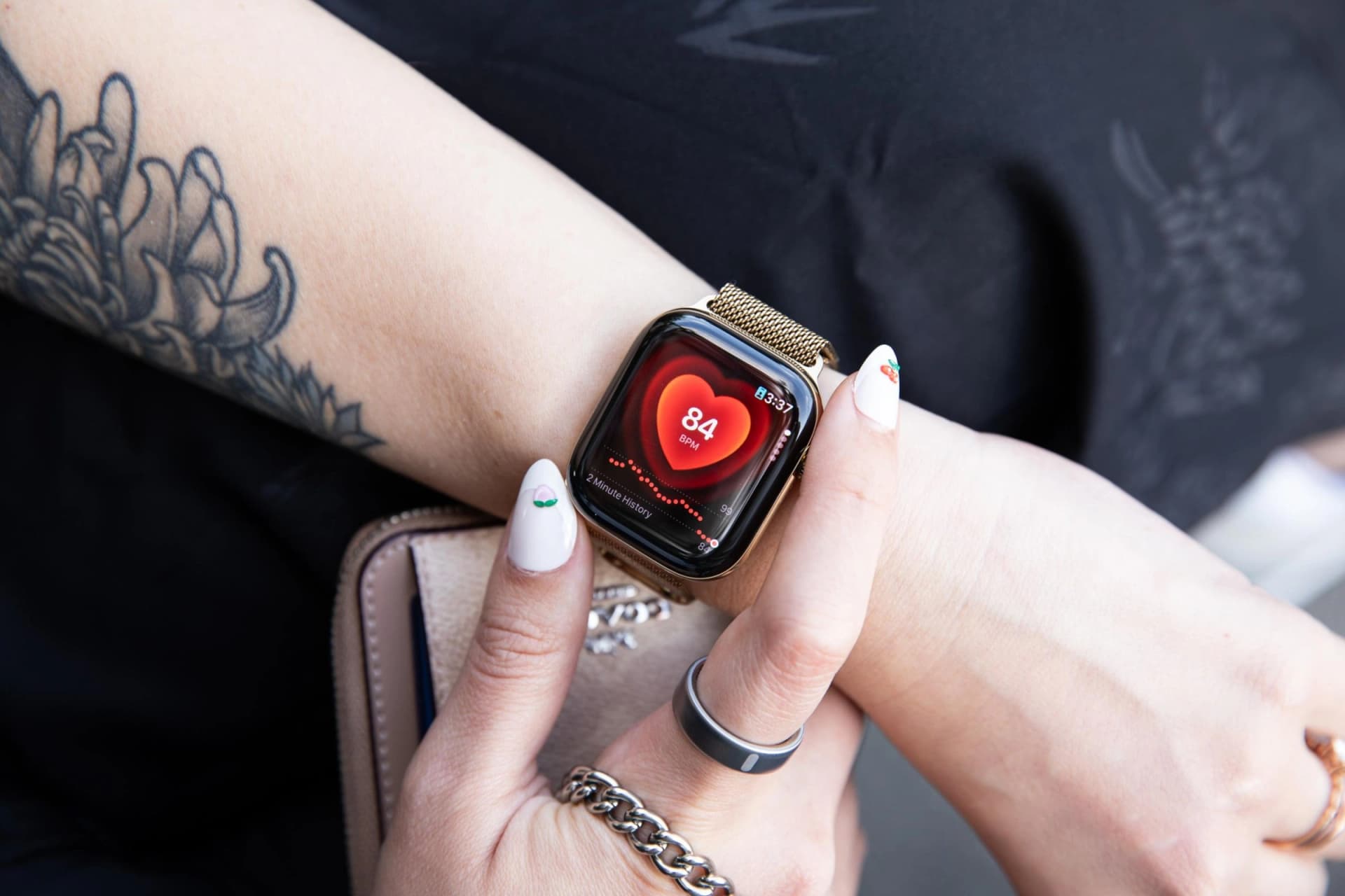 Apple Watch Series 12 exibido em close, com a tela e o conjunto de sensores visíveis