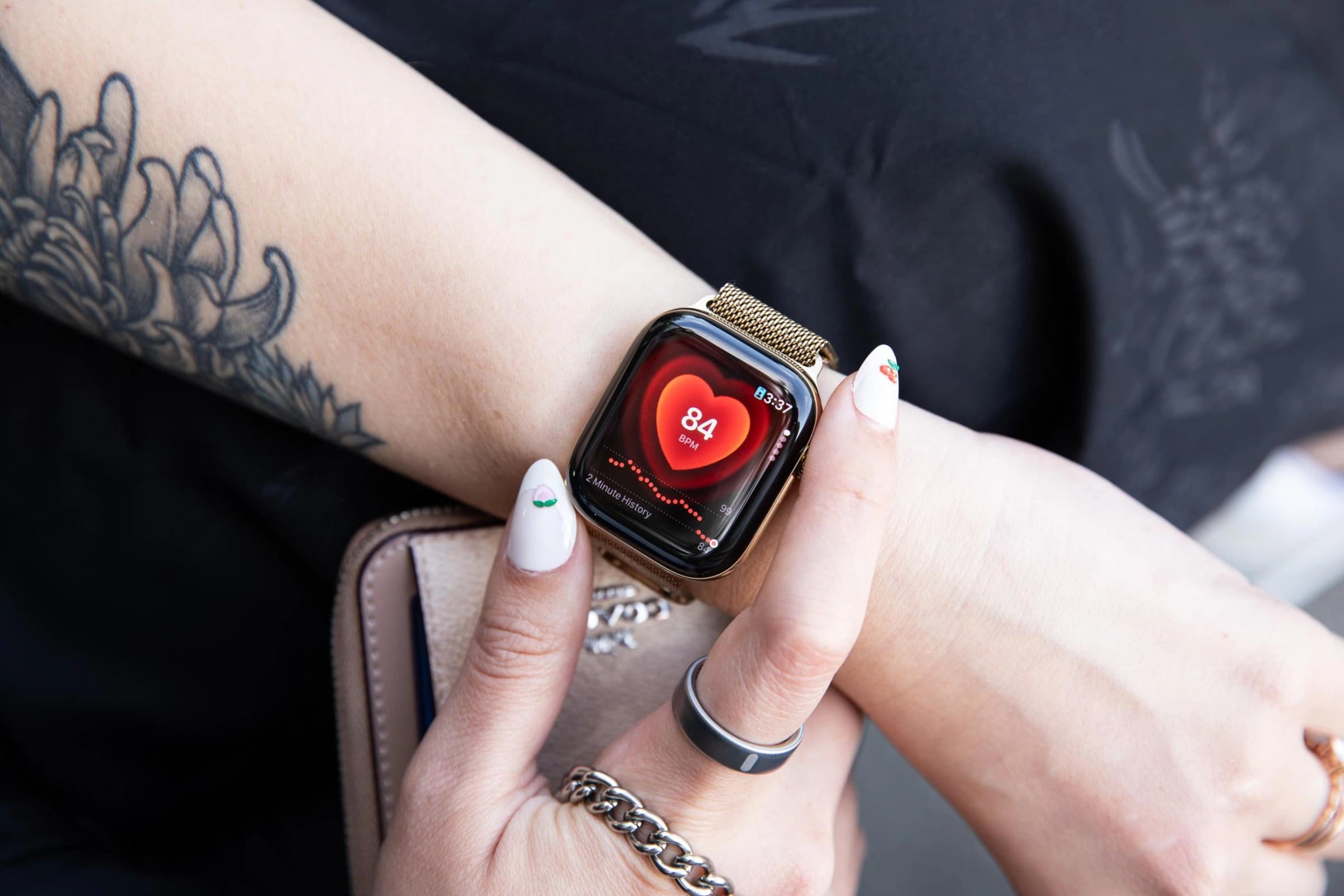 Apple Watch Series 12 exibido em close, com a tela e o conjunto de sensores visíveis