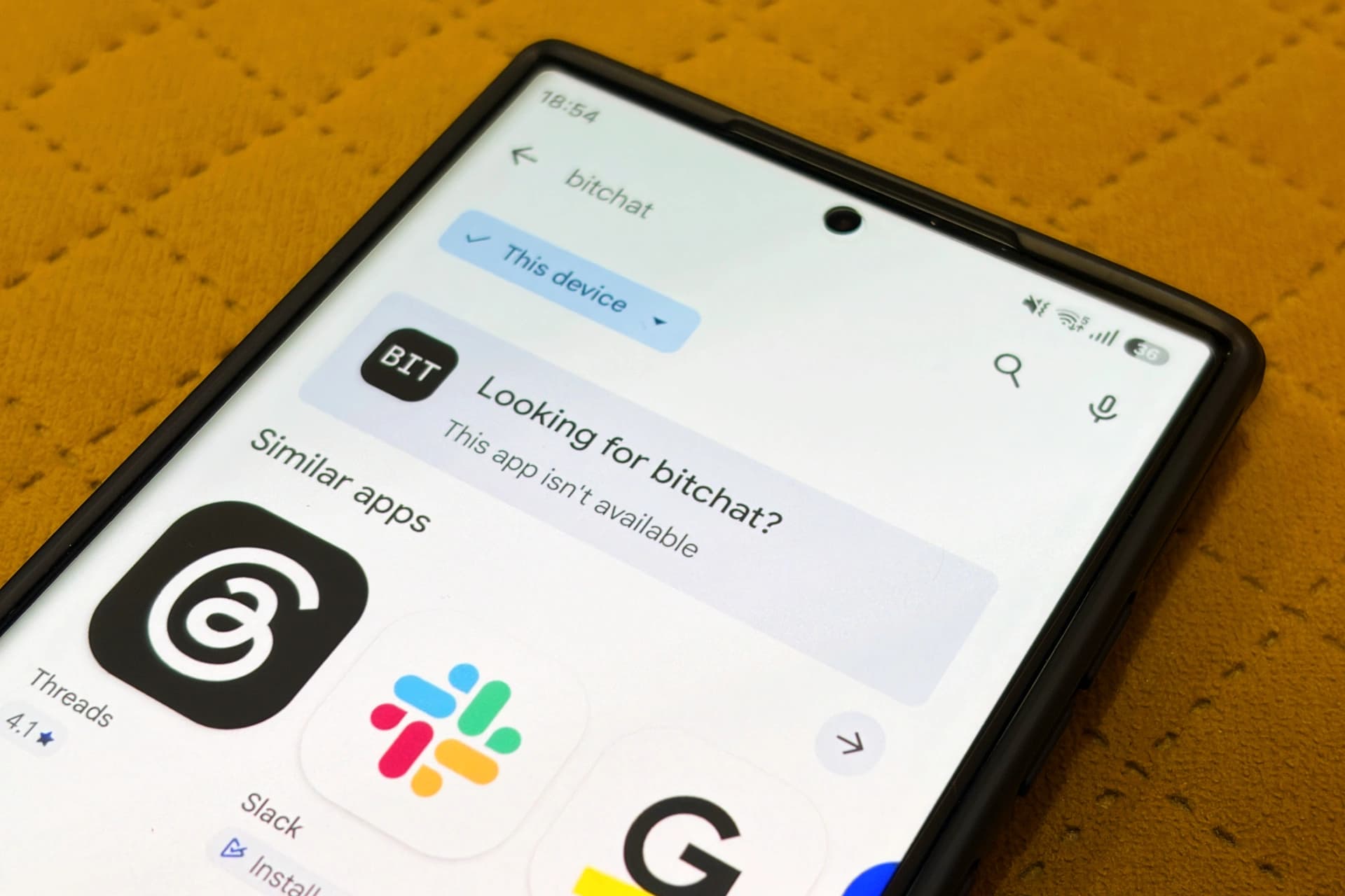 Aplicativo Bitchat indisponível na Google Play na Índia, conforme imagem da TechCrunch