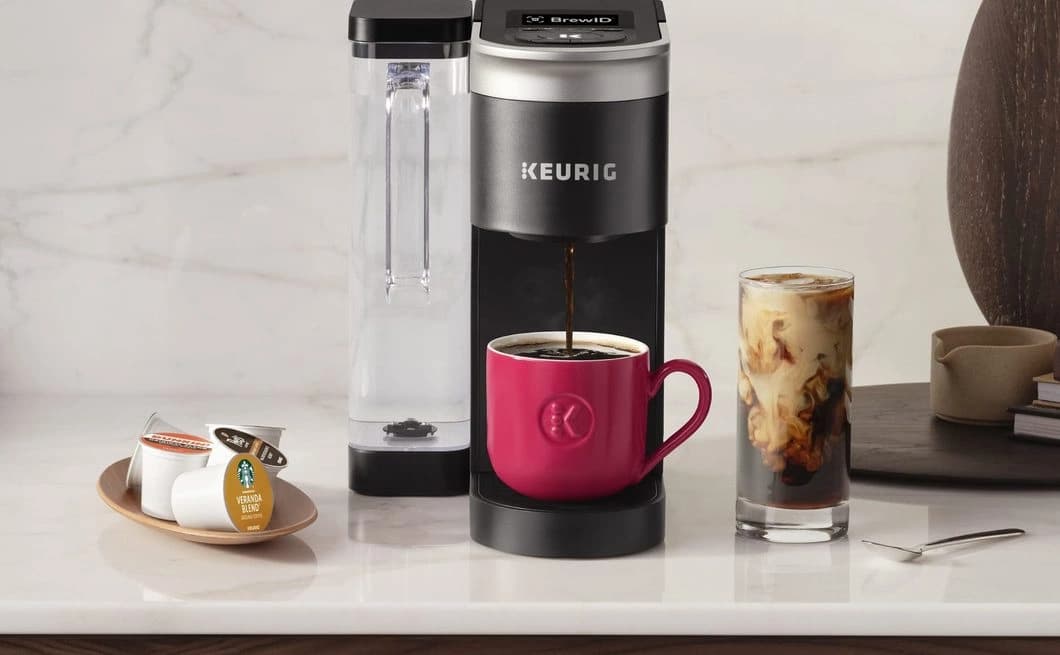 Cafeteira conectada preparando café em uma cozinha, exemplo de aparelho doméstico com Wi-Fi
