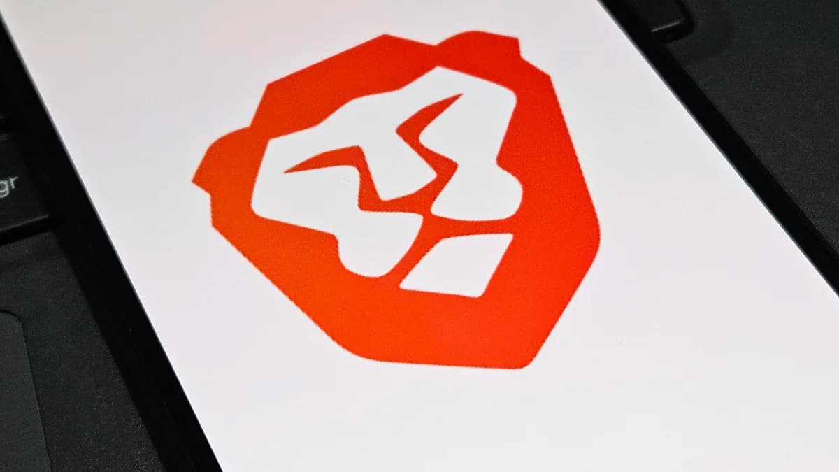 Logotipo laranja do navegador Brave exibido na tela de um dispositivo