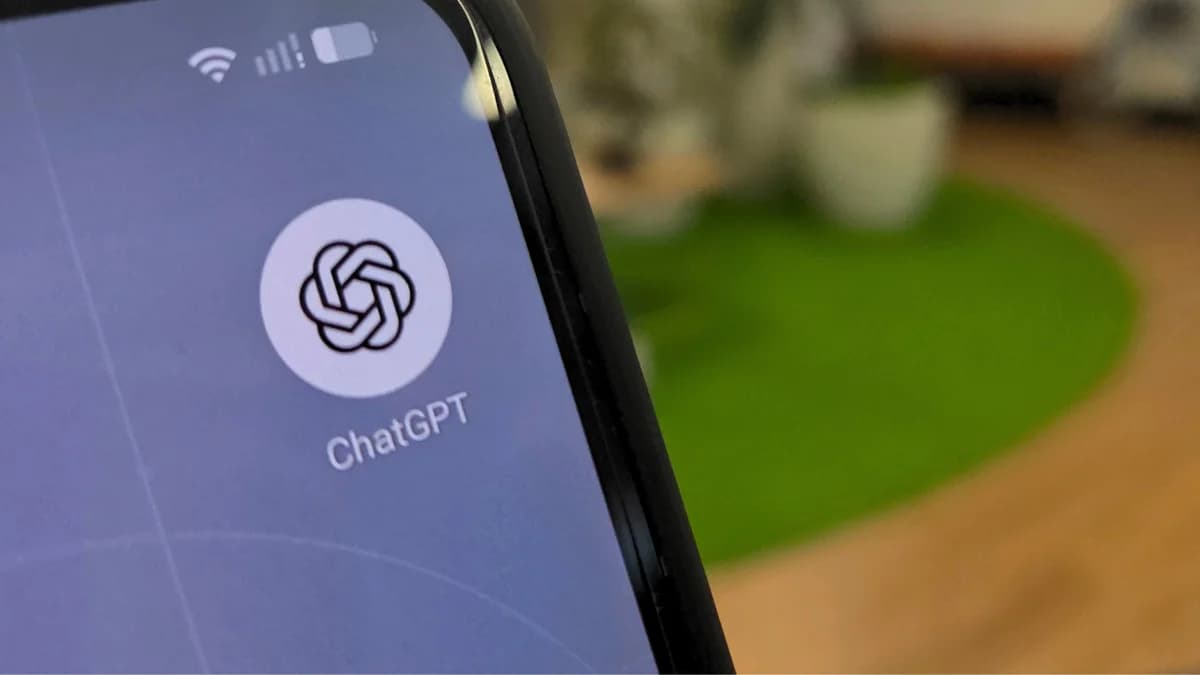 Aplicativo ChatGPT representado em uma tela com a marca da OpenAI