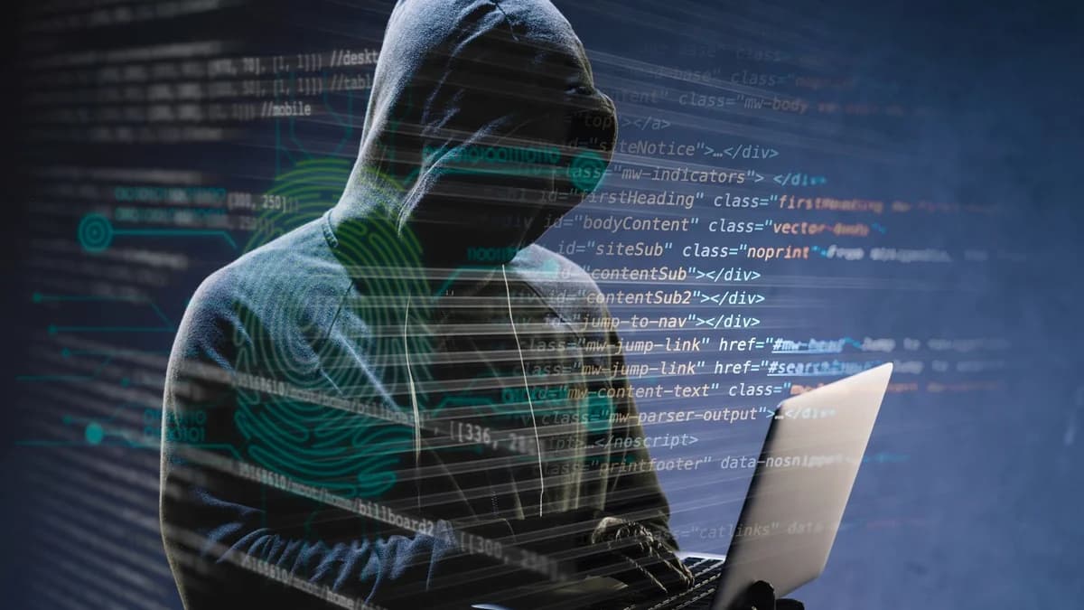 Pessoa usando um computador em um ambiente escuro, imagem ilustrativa de investigação cibernética