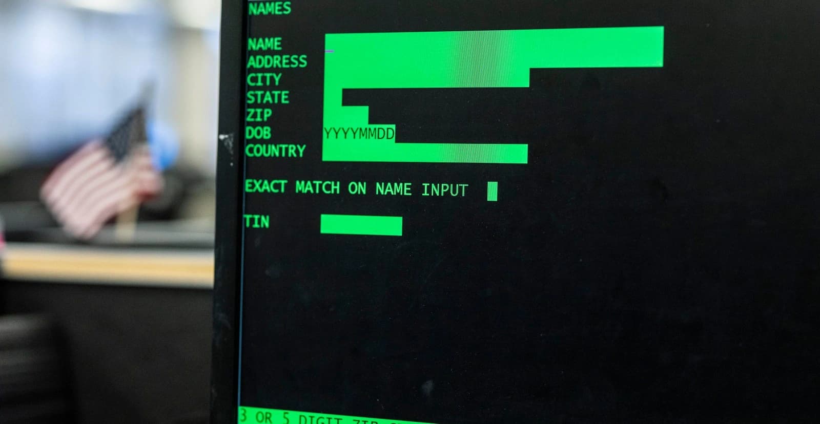 Computador antigo usado para executar código COBOL, representando sistemas legados